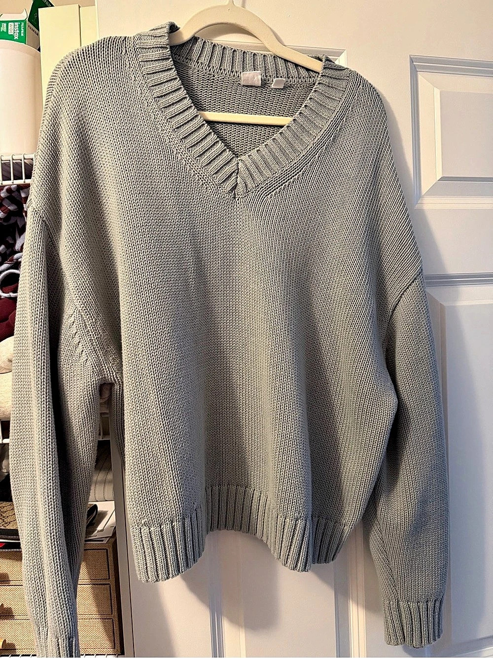 GAP V-Neck Sweater in Gray Size large Like New